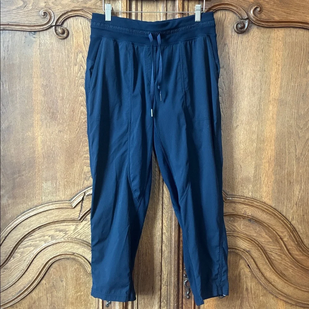 Lululemon On The Fly Pant Size 8 Navy 25” Cropped Pull On Work Travel
